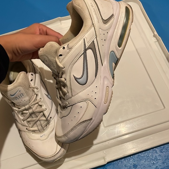 Women Nike Shoes - Picture 4 of 6